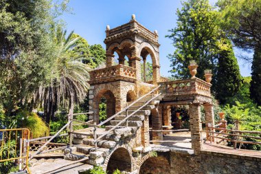 Taormina tuğla inşaat ve yoğun bitki örtüsü ile güzel park.