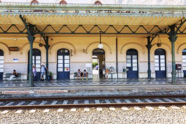 Taormina, İtalya, 30.08.2016: Tren istasyonu. İnsanlar treni bekliyor..