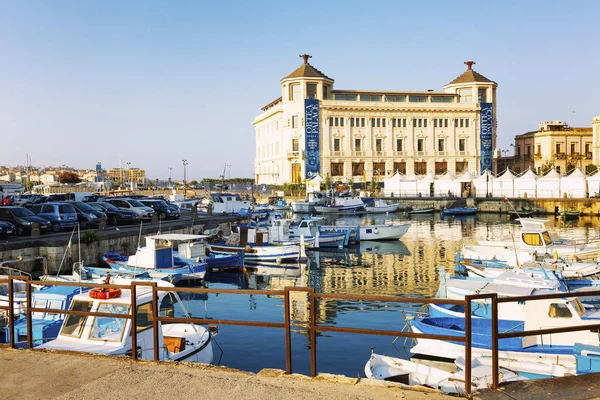 Siracusa, Itália, 08.28.2016: Marina com barcos coloridos e iates na cidade em um dia ensolarado brilhante . — Fotografia de Stock