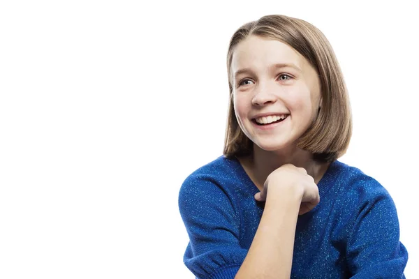 Nettes Teenager-Mädchen lacht. Nahaufnahme. isoliert auf weißem Hintergrund. — Stockfoto