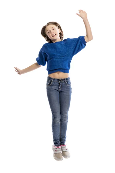 Smějící se dívka v skoku. Izolované na bílém pozadí — Stock fotografie