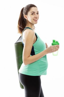 Omzunda yoga paspası olan hamile kadın. Beyaz arka planda yalıtılmış.