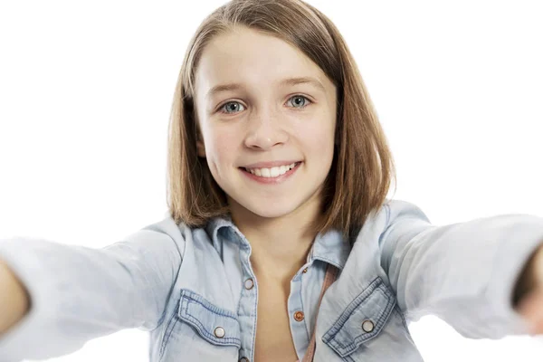 Tiener meisje neemt foto's van zichzelf, close-up. Geïsoleerd op een witte achtergrond. — Stockfoto