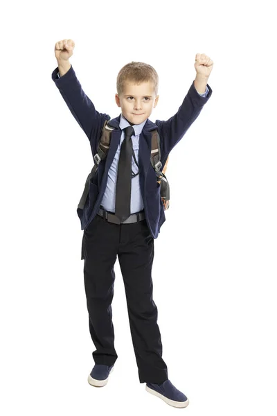 Glücklicher netter Schuljunge mit Schultasche, Hände hoch, volles Wachstum. isoliert auf weißem Hintergrund. — Stockfoto