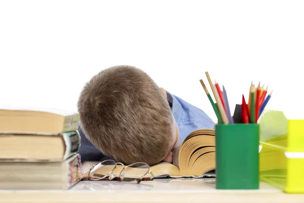 School jongen slaapt op de boeken voor het doen van huiswerk. Close-up. Geïsoleerd op een witte achtergrond. — Stockfoto