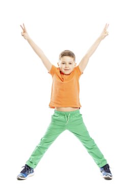 Atlayışta sevimli çocuk, tam boy. Beyaz arka planda yalıtılmış.