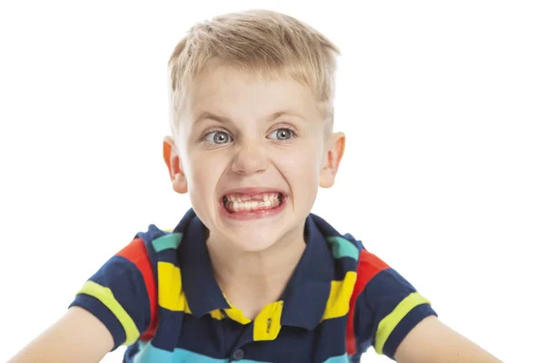 Мальчик без передних зубов широко улыбается. Изолированный на белом фоне . — стоковое фото