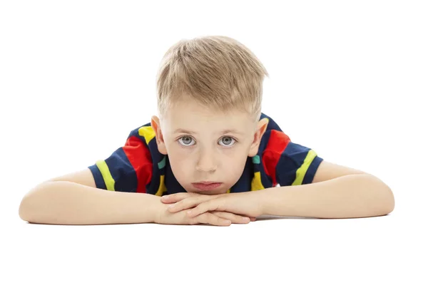 Trauriger Junge mit großen blauen Augen im hellen T-Shirt, Großaufnahme. isoliert auf weißem Hintergrund. — Stockfoto