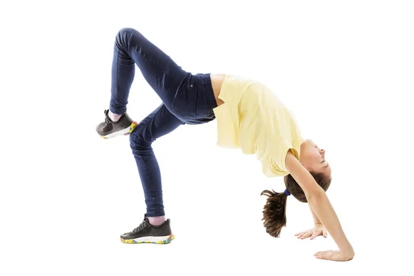 Meisje tiener voert acrobatische oefeningen. Geïsoleerd op een witte achtergrond. — Stockfoto
