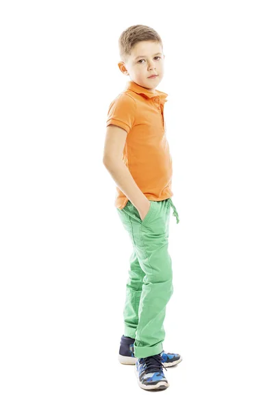Netter Junge in orangefarbenem T-Shirt steht. Vertikal. isoliert auf weißem Hintergrund. — Stockfoto