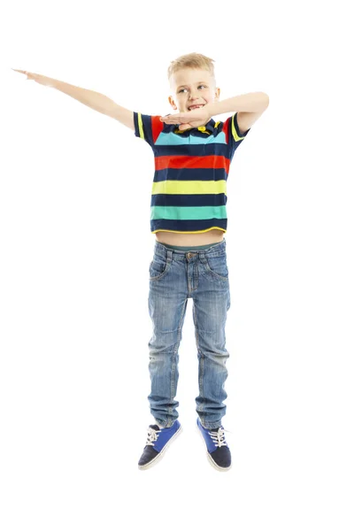 Ein Junge im hellen T-Shirt springt. isoliert auf weißem Hintergrund. — Stockfoto