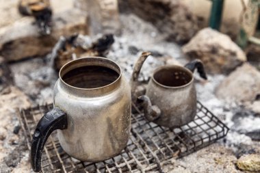 Eski çaydanlıklar yanıyor. Açık havada geleneksel çay.
