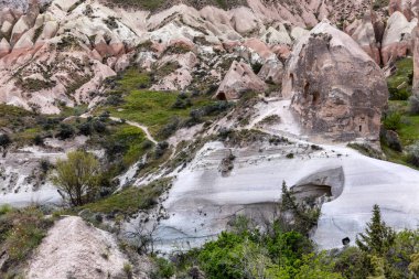 Kapadokya'daki vadideki dağlar. Güzel manzara.