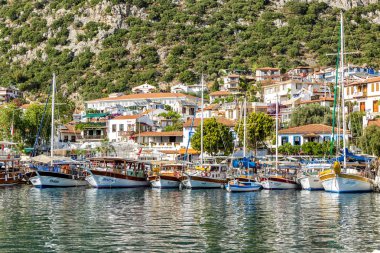 Kaş, Türkiye, 16.05.2019: Güneşli bir günde marinası olan güzel bir tatil beldesi.