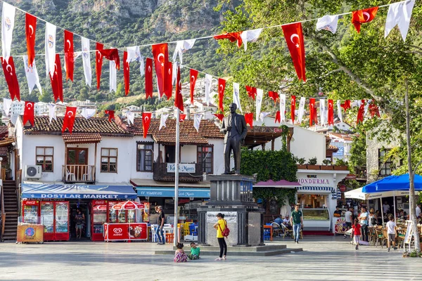 Kas, Turquía, 16 / 05 / 2019: Una hermosa ciudad turística con un puerto deportivo en un día soleado brillante . — Foto de Stock