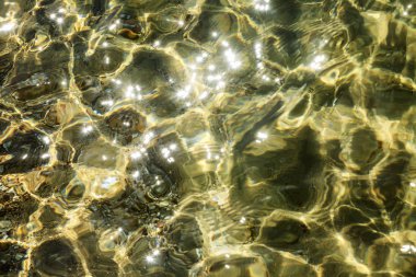 Güneş parıltısı ile deniz suyu yüzeyi. Arka plan.