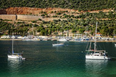 Kaş, Türkiye, 17.05.2019: Yatlar tatil beldesinde dağların arka planında denizde