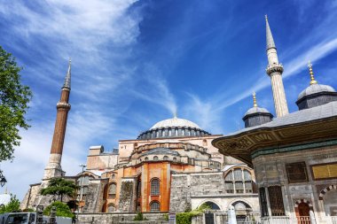 İstanbul, Türkiye, 22.05.2019: Parlak mavi gökyüzünün arka planında Ayasofya camii.