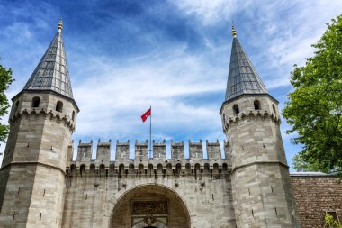 İstanbul, Türkiye, 22.05.2019: Topkapı Sarayı'na açılan kapı