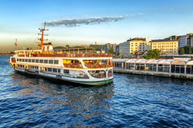 İstanbul, Türkiye, 23.05.2019: Gün batımında Boğaz'da gemiler, güzel manzara.