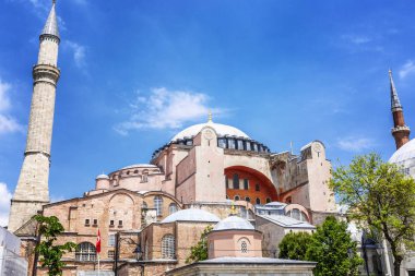 İstanbul, Türkiye, 22.05.2019: Parlak mavi gökyüzünün arka planında Ayasofya camii.