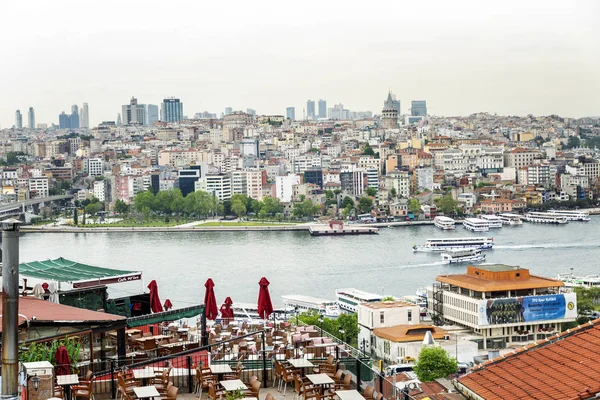 Estambul, Turquía, 22 / 05 / 2019: Hermosa vista superior del Bósforo y la ciudad — Foto de Stock