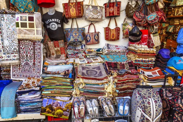 Istambul, Turquia, 05.23.2019: Tapetes orientais no mercado — Fotografia de Stock