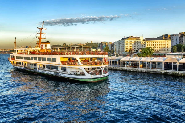 İstanbul, Türkiye, 23.05.2019: Gün batımında Boğaz'da gemiler, güzel manzara.