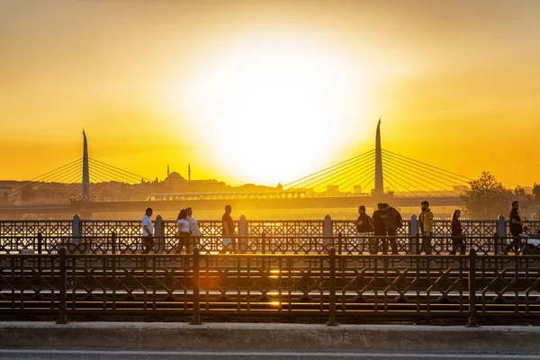 İstanbul, Türkiye, 23.05.2019: Gün batımında Galata Köprüsü — Stok fotoğraf