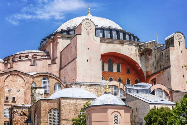 Estambul, Turquía, 22 / 05 / 2019: La mezquita de Santa Sofía en el fondo del cielo azul brillante . — Foto de Stock