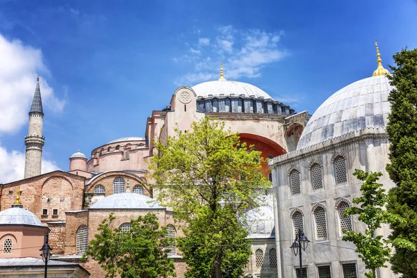 Estambul, Turquía, 22 / 05 / 2019: La mezquita de Santa Sofía en el fondo del cielo azul brillante . — Foto de Stock