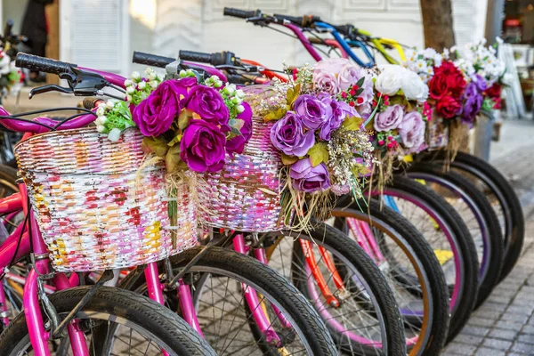 バスケットに花が付いている駐車自転車 — ストック写真