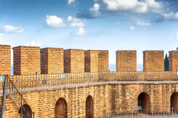 Largo muro de una antigua fortaleza de ladrillo, vista desde arriba . — Foto de Stock