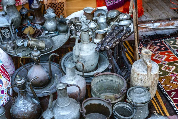 Velhos utensílios orientais no mercado — Fotografia de Stock