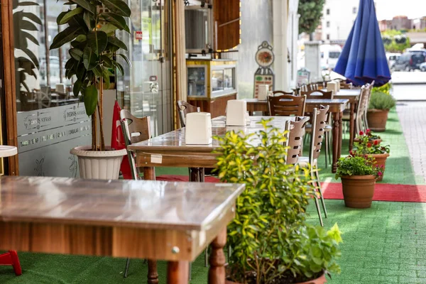 土耳其科尼亚，2019年5月12日：城市街头咖啡馆的餐桌 — 图库照片