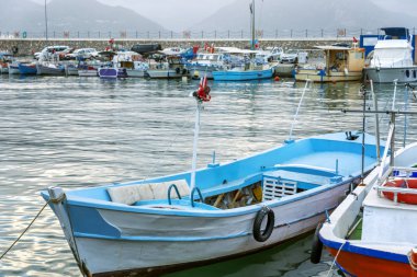 Marinada çok renkli ahşap balıkçı tekneleri.