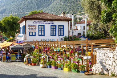Kaş, Türkiye, 16.05.2019: Güneşli bir günde güney tatil beldesinde güzel sokak.