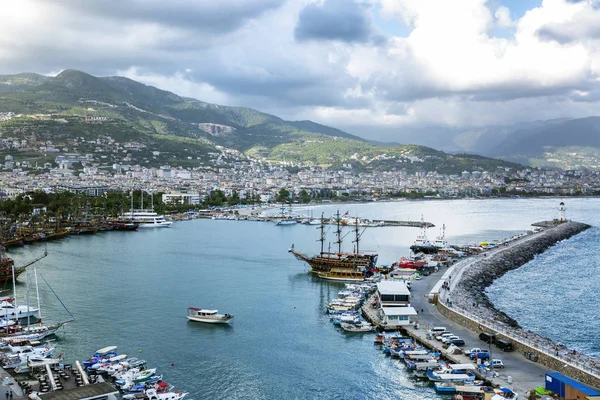 Alanya, Turquie, 05 / 07 / 2019 : Port de la ville, lieu touristique, remblai. Vue d'en haut . — Photo