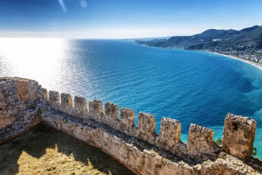 Güneşli bir günde parlak mavi denizin arka plan üzerinde kale duvar.