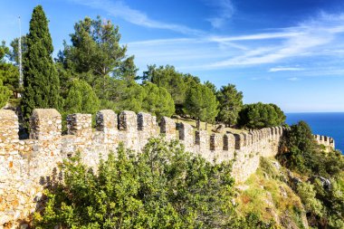 Güneşli bir günde parlak mavi denizin arka plan üzerinde kale duvar.