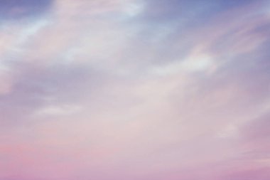 Marshmallow pembe şafak gökyüzünde, arka plan, yatay. Metin için alan.