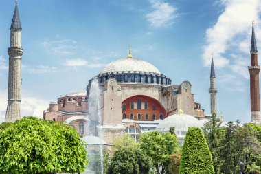 İstanbul, Türkiye, 24.05.2019: Ayasofya Katedrali güneşli bir günde mavi gökyüzüne karşı.
