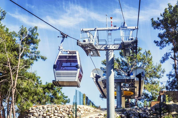 Alanya, Turkey, 05 / 08 / 2019: Cable car station on a bright sunny day, blue sky . — стоковое фото