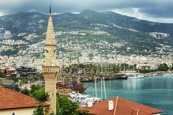 알라냐, 터키, 05/07/2019: 산을 배경으로 자랑스러운 항구와 바다의 아름다운 전망. — 스톡 사진