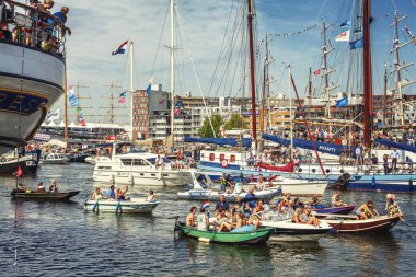 Amsterdam, Hollanda, 22.08.2015: Yelkenli Amsterdam yelkenli gösterisi.