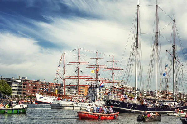 Amsterdam, die Niederlande, 22 / 08 / 2015: sail amsterdam show of sailboats. — Stockfoto