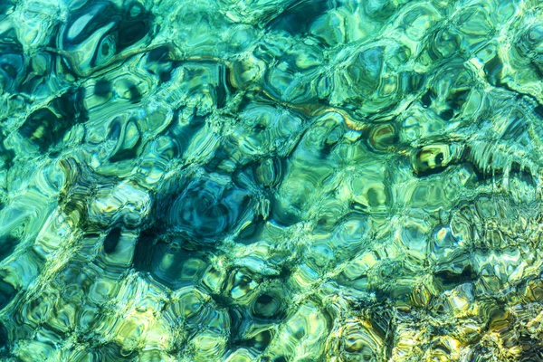 Acqua turchese mare trasparente con bagliore del sole, sfondo . — Foto Stock