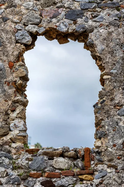 Arco en la abertura de la muralla de la fortaleza con vistas al cielo azul. Vertical . — Foto de Stock