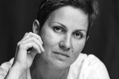 Makyajsız kısa saç kesimi olan orta yaşlı kadın, yakın çekim.