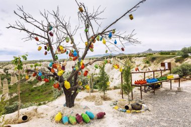 Göreme, Kapadokya, 05/11, 2019: Kapadokya 'da aşk vadisinde, turistler farklı imzalar ile kil kaplar ile süslenmiş güzel bir ağaç,.